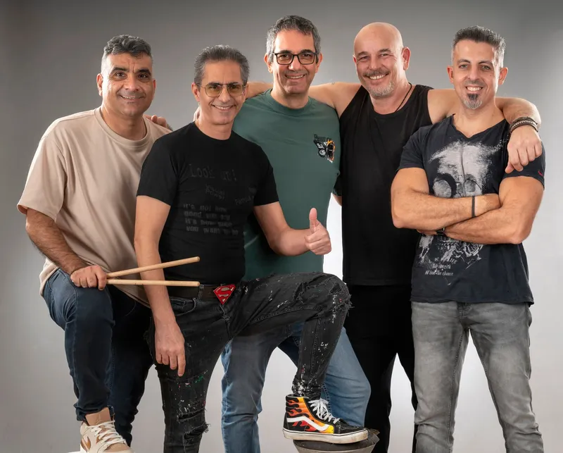 תמונה קבוצתית של חמשת חברי להקת הקאברים אקרופוליס