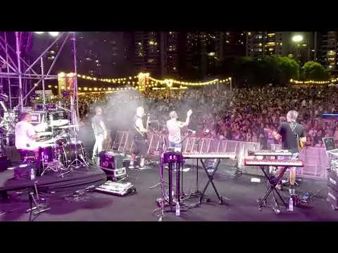 אקרופוליס בהופעה – שמלה אדומה